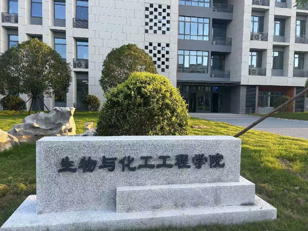 讷河市扬州职业大学体育场高杆灯项目